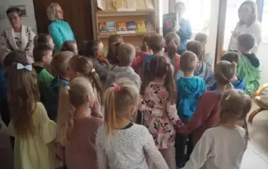 Wizyta przedszkolak&oacute;w w bibliotece z okazji Tygodnia Bibliotek 1