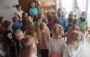 Wizyta przedszkolak&oacute;w w bibliotece z okazji Tygodnia Bibliotek 2
