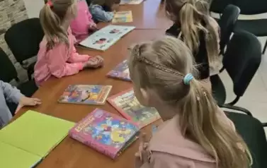Wizyta przedszkolak&oacute;w w bibliotece z okazji Tygodnia Bibliotek 13