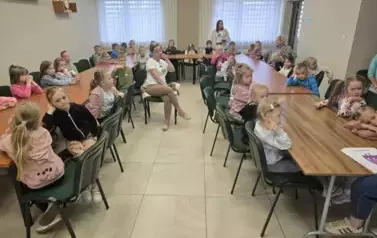 Wizyta przedszkolak&oacute;w w bibliotece z okazji Tygodnia Bibliotek 15