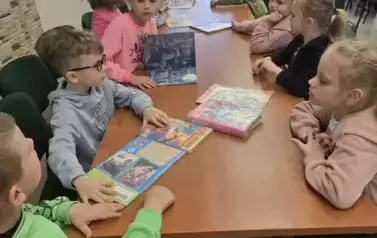 Wizyta przedszkolak&oacute;w w bibliotece z okazji Tygodnia Bibliotek 18