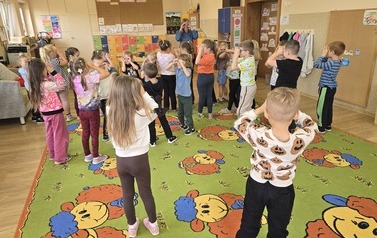 Dzień jabłka i Dzień głośnego czytania z przedszkolakami z Białej 2