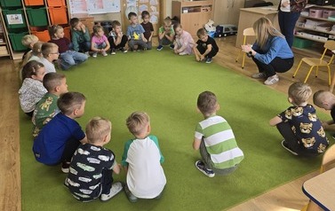 Dzień jabłka i Dzień głośnego czytania z przedszkolakami z Białej 5