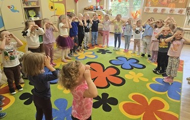 Dzień jabłka i Dzień głośnego czytania z przedszkolakami z Białej 8