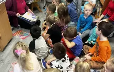Przedszkolaki z wizytą w bibliotece - Młynisko 5