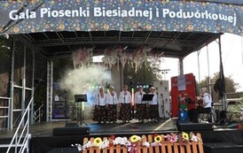 Gala Piosenki Biesiadnej i Podw&oacute;rkowej w Ożarowie 7