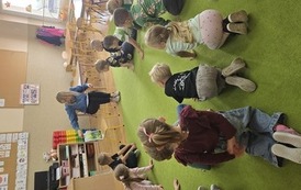 Dzień jabłka i Dzień głośnego czytania z przedszkolakami z Białej 3