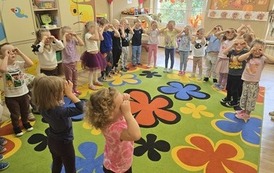 Dzień jabłka i Dzień głośnego czytania z przedszkolakami z Białej 8
