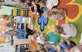 Dzień jabłka i Dzień głośnego czytania z przedszkolakami z Białej 10